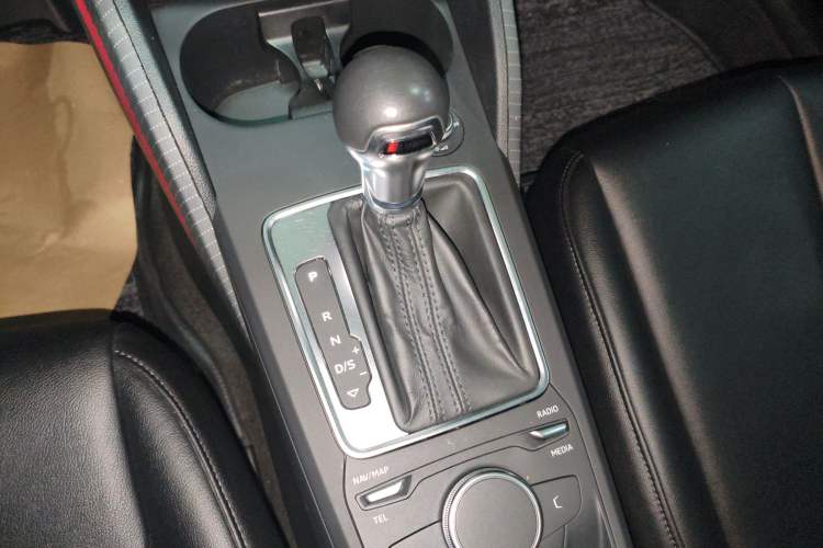 Used Audi Q2L 2018 35 TFSI Launch Exclusive Edition China VI Gear Lever