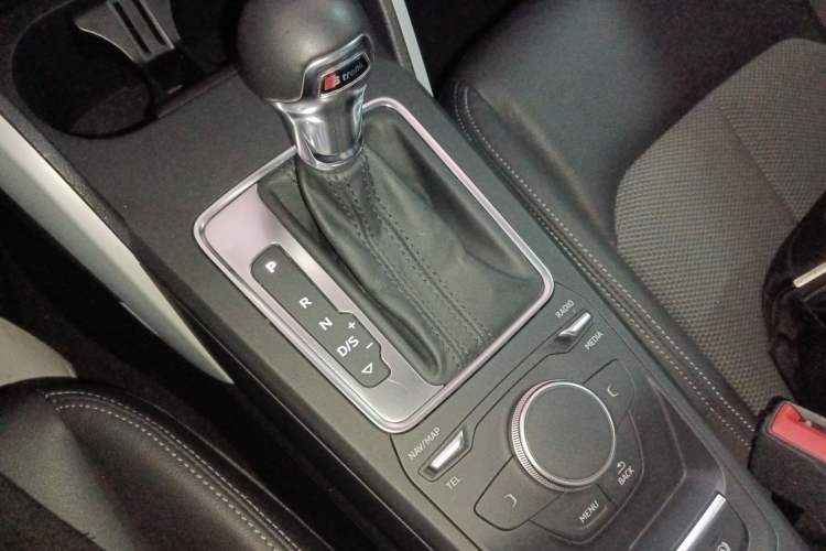 Used Audi Q2L 2018 35 TFSI Fashion Elegant Version China V Gear Lever