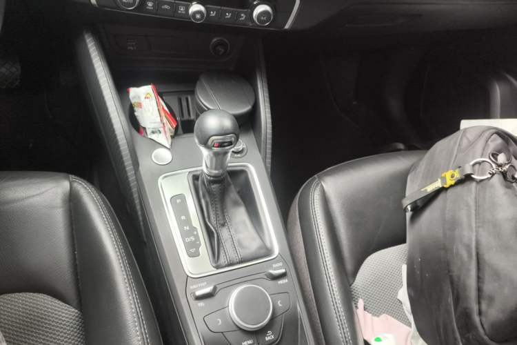 Used Audi Q2L 2018 35 TFSI Fashionable & Elegant Version China VI Emission Standard Gear Lever