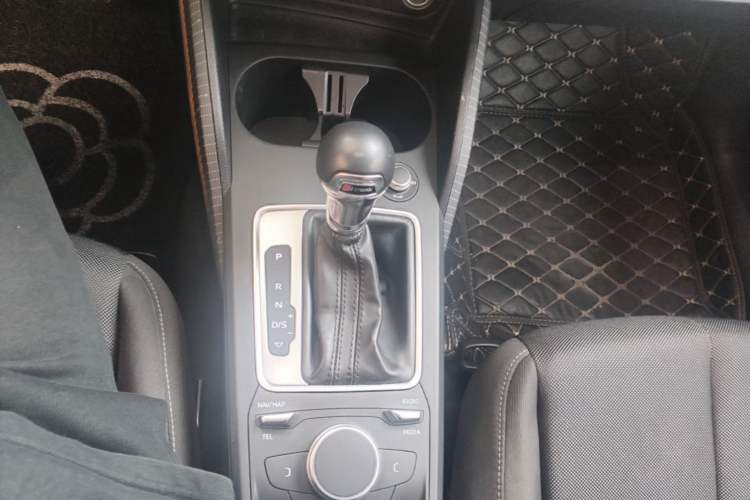 Used Audi Q2L 2018 35 TFSI Launch Exclusive Edition China VI Gear Lever