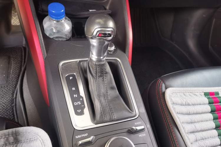 Used Audi Q2L 2018 35 TFSI Fashion Dynamic Version China VI Emission Standard Gear Lever