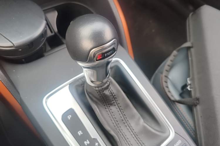 Used Audi Q2L 2018 35 TFSI Fashionable & Elegant Version China VI Emission Standard Gear Lever