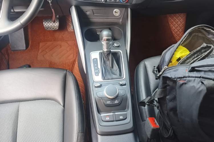 Used Audi Q2L 2018 35 TFSI Fashionable & Elegant Version China VI Emission Standard Gear Lever