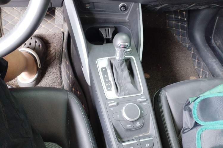 Used Audi Q2L 2018 35 TFSI Fashionable & Elegant Version China VI Emission Standard Gear Lever