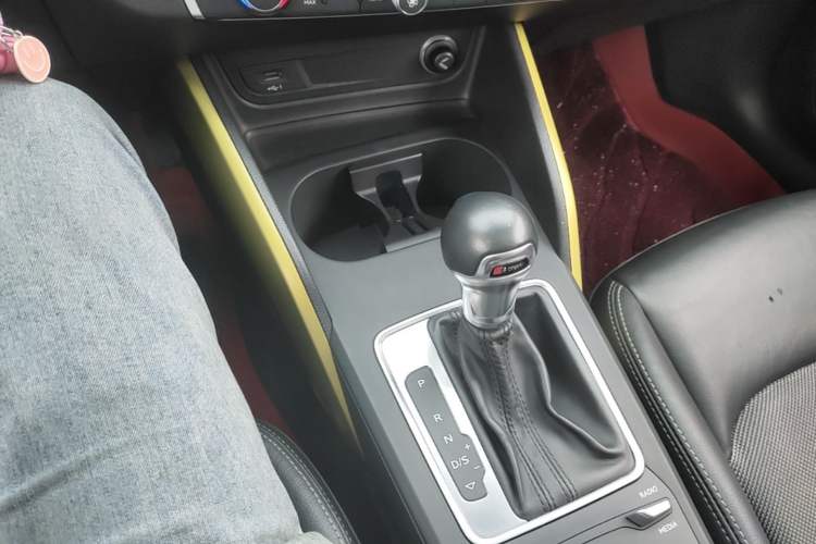 Used Audi Q2L 2018 35 TFSI Fashion Dynamic Version China VI Emission Standard Gear Lever