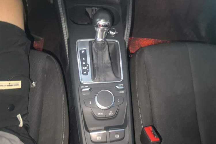 Used Audi Q2L 2018 35 TFSI Launch Exclusive Edition China VI Gear Lever