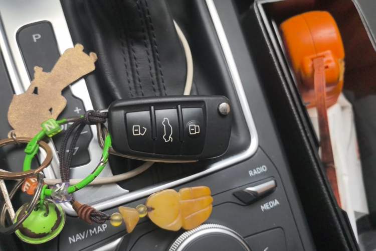 Used Audi Q2L 2018 35 TFSI Fashionable & Elegant Version China VI Emission Standard Gear Lever