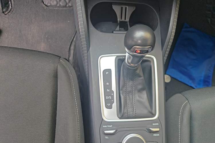 Used Audi Q2L 2018 35 TFSI Launch Exclusive Edition China V Gear Lever