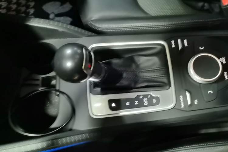 Used Audi Q2L 2018 35 TFSI Fashion Elegant Version China V Gear Lever