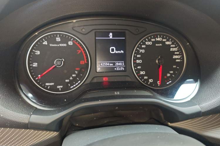 Used Audi Q2L 2018 35 TFSI Launch Exclusive Edition China V Odometer Close Up