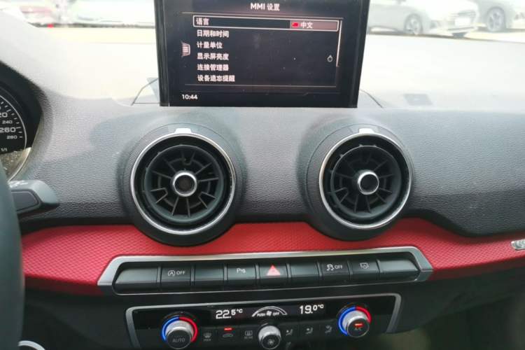 Used Audi Q2L 2018 35 TFSI Fashion Dynamic Version China VI Emission Standard Audio And AC Panel