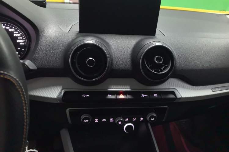 Used Audi Q2L 2018 35 TFSI Fashion Elegant Version China V Audio And AC Panel