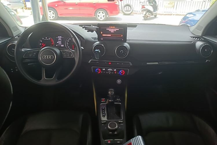 Used Audi Q2L 2018 35 TFSI Fashion Dynamic Version China V Emission Standard Center Console