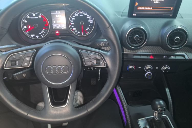 Used Audi Q2L 2018 35 TFSI Launch Exclusive Edition China VI Center Console