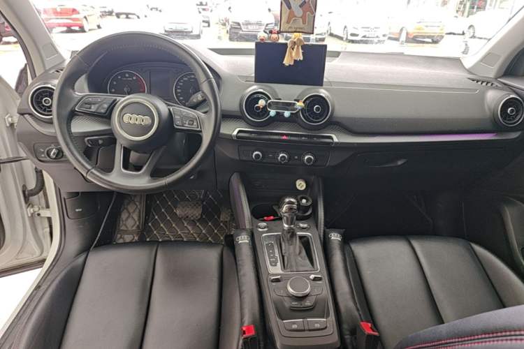 Used Audi Q2L 2018 35 TFSI Launch Exclusive Edition China VI Center Console