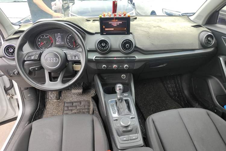 Used Audi Q2L 2018 35 TFSI Launch Exclusive Edition China VI Center Console