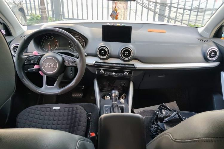 Used Audi Q2L 2018 35 TFSI Fashionable & Elegant Version China VI Emission Standard Center Console