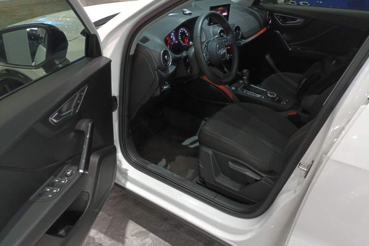 Used Audi Q2L 2018 35 TFSI Launch Exclusive Edition China VI Driver Seat