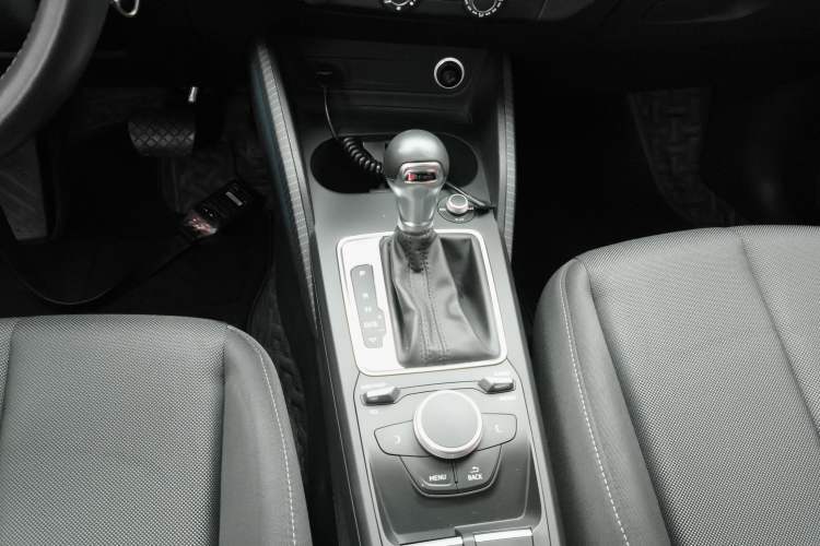 Used Audi Q2L 2018 35 TFSI Launch Exclusive Edition China VI Gear Lever