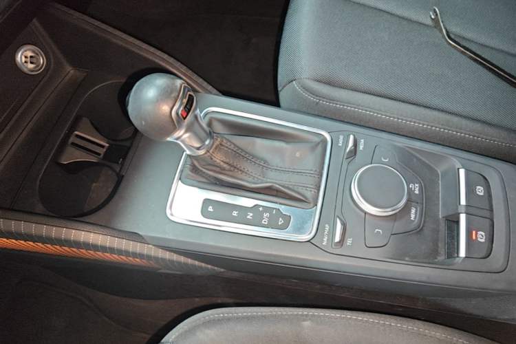 Used Audi Q2L 2018 35 TFSI Launch Exclusive Edition China VI Gear Lever