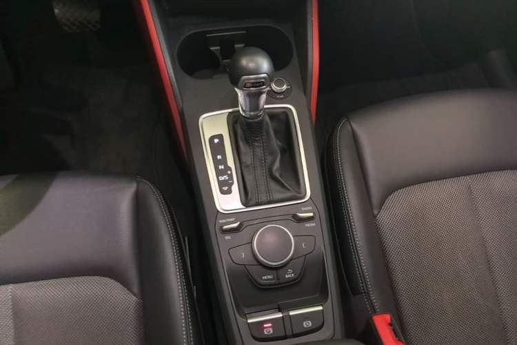 Used Audi Q2L 2018 35 TFSI Fashion Dynamic Version China VI Emission Standard Gear Lever
