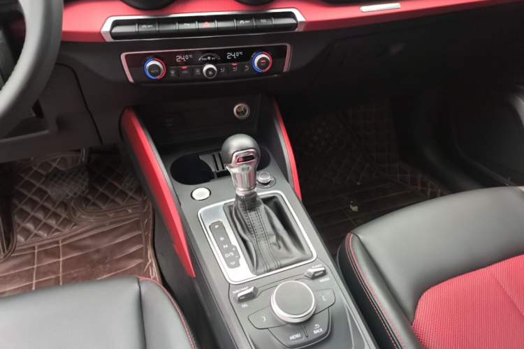Used Audi Q2L 2018 35 TFSI Fashion Dynamic Version China VI Emission Standard Gear Lever