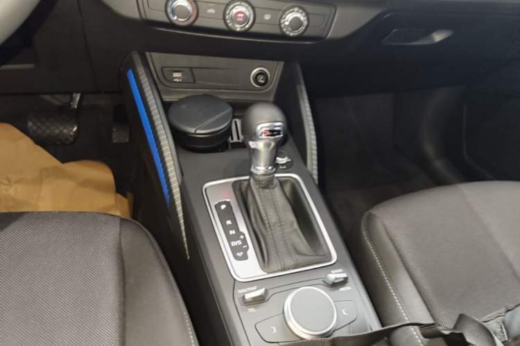 Used Audi Q2L 2018 35 TFSI Launch Exclusive Edition China VI Gear Lever