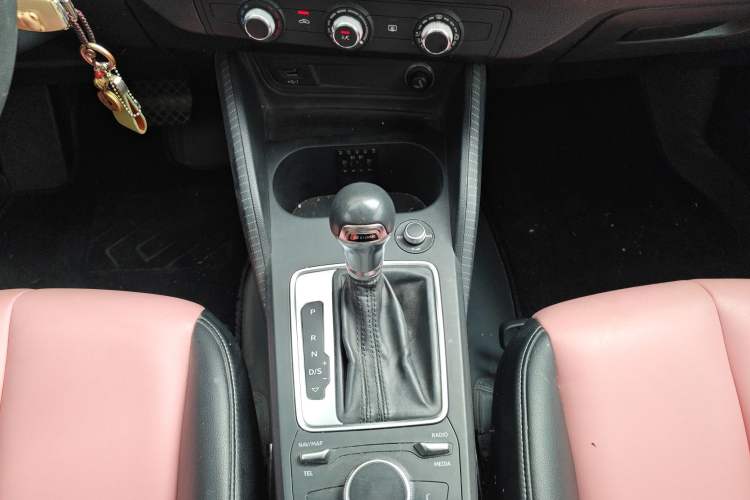 Used Audi Q2L 2018 35 TFSI Launch Exclusive Edition China V Gear Lever