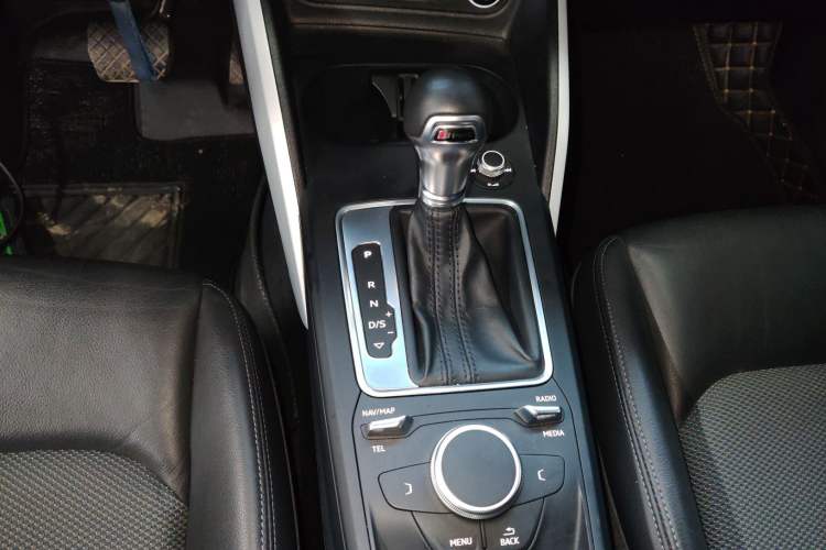 Used Audi Q2L 2018 35 TFSI Fashion Elegant Version China V Gear Lever