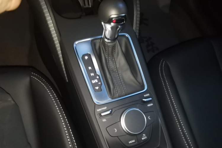 Used Audi Q2L 2018 35 TFSI Launch Exclusive Edition China VI Gear Lever