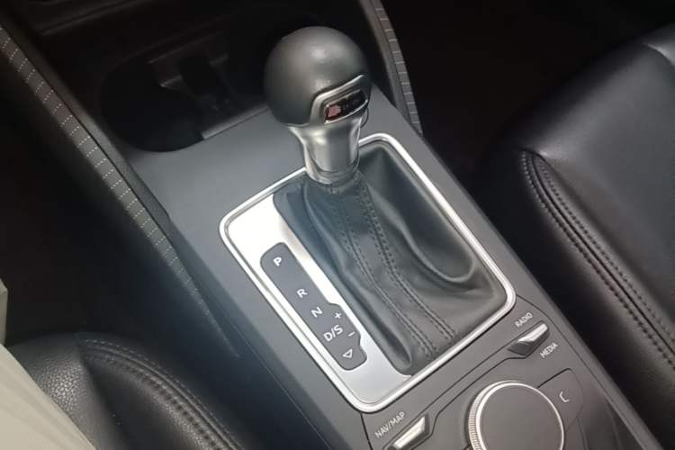 Used Audi Q2L 2018 35 TFSI Launch Exclusive Edition China VI Gear Lever