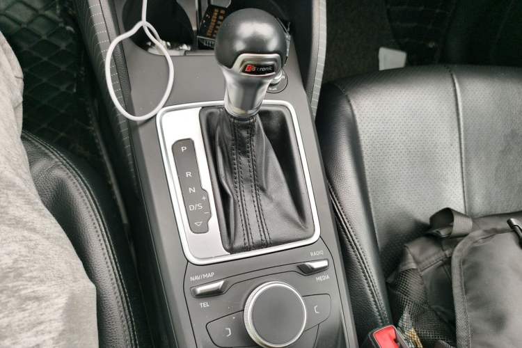 Used Audi Q2L 2018 35 TFSI Launch Exclusive Edition China V Gear Lever