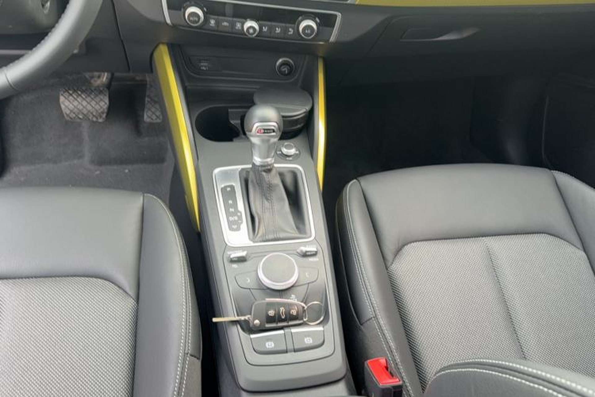 Used Audi Q2L 2018 35 TFSI Fashion Dynamic Version China VI Emission Standard Gear Lever