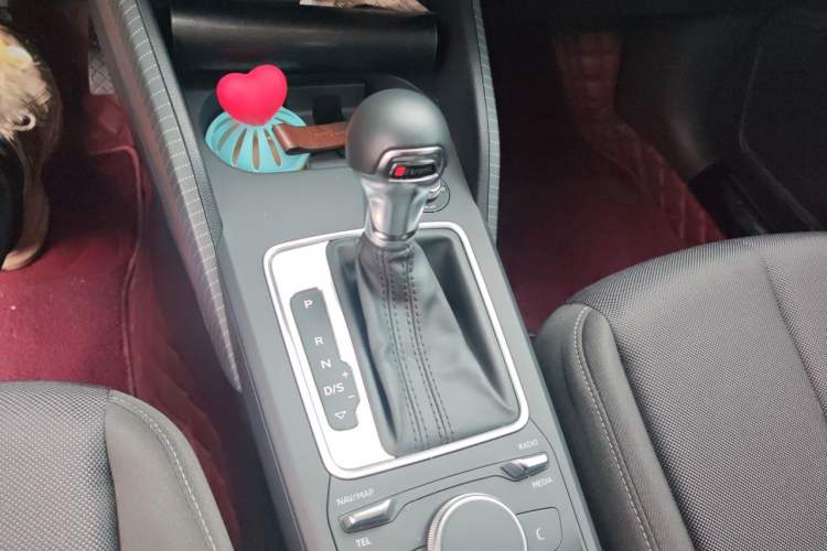 Used Audi Q2L 2018 35 TFSI Launch Exclusive Edition China V Gear Lever