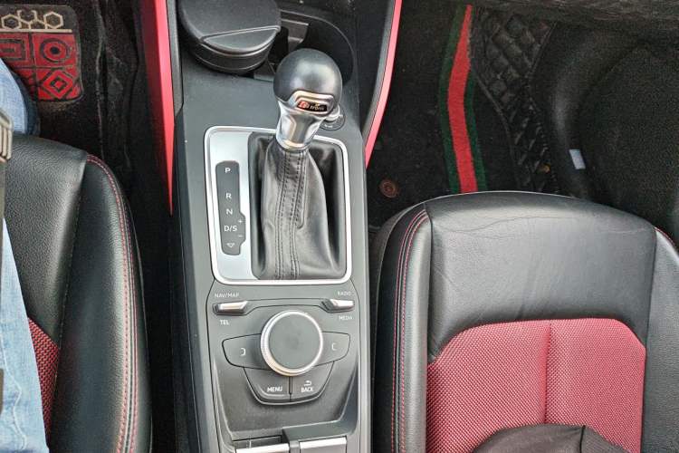 Used Audi Q2L 2018 35 TFSI Fashion Dynamic Version China VI Emission Standard Gear Lever