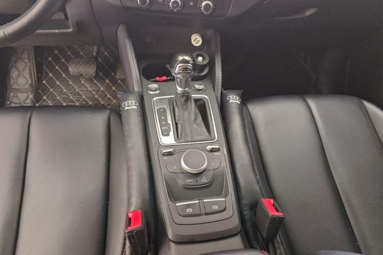 Used Audi Q2L 2018 35 TFSI Launch Exclusive Edition China VI Gear Lever