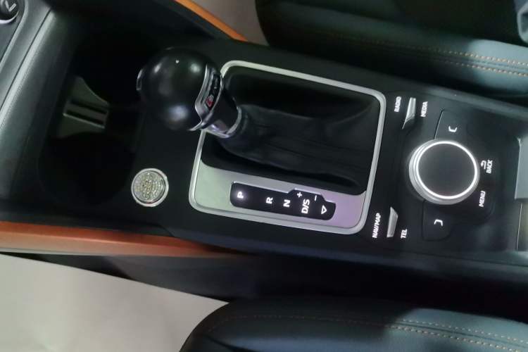 Used Audi Q2L 2018 35 TFSI Fashionable & Elegant Version China VI Emission Standard Gear Lever