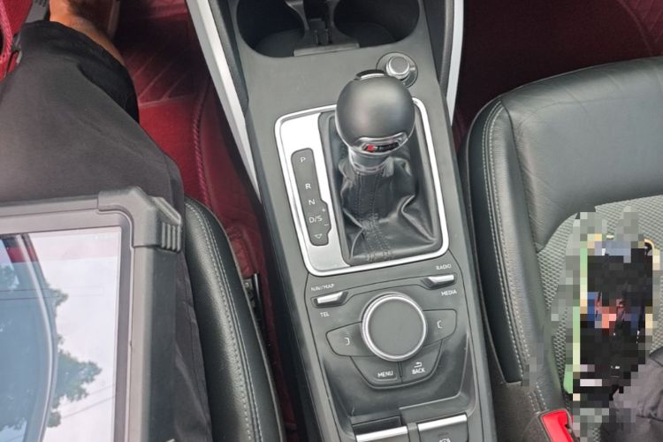 Used Audi Q2L 2018 35 TFSI Fashionable & Elegant Version China VI Emission Standard Gear Lever