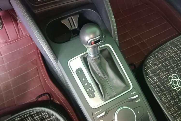 Used Audi Q2L 2018 35 TFSI Launch Exclusive Edition China VI Gear Lever