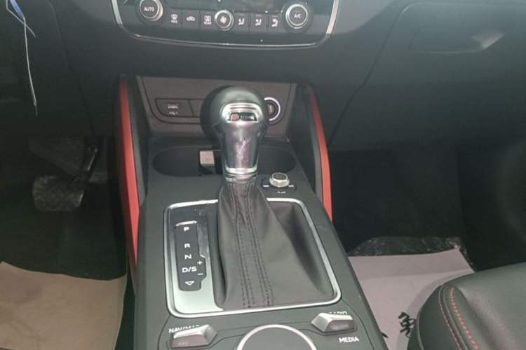 Used Audi Q2L 2018 35 TFSI Fashion Dynamic Version China VI Emission Standard Gear Lever