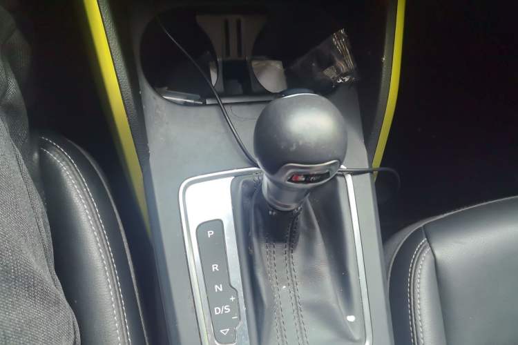 Used Audi Q2L 2018 35 TFSI Fashion Dynamic Version China VI Emission Standard Gear Lever