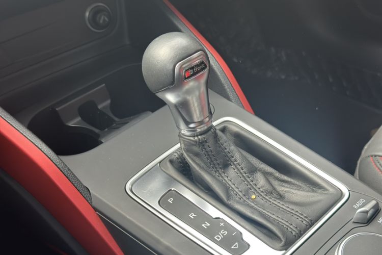 Used Audi Q2L 2018 35 TFSI Fashion Dynamic Version China VI Emission Standard Gear Lever