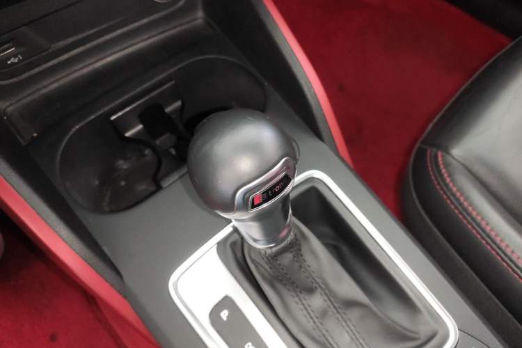 Used Audi Q2L 2018 35 TFSI Fashion Dynamic Version China VI Emission Standard Gear Lever