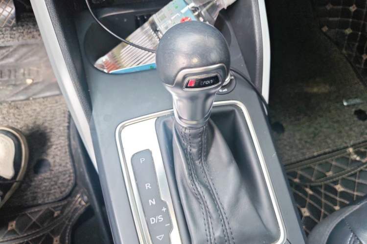 Used Audi Q2L 2018 35 TFSI Fashionable & Elegant Version China VI Emission Standard Gear Lever