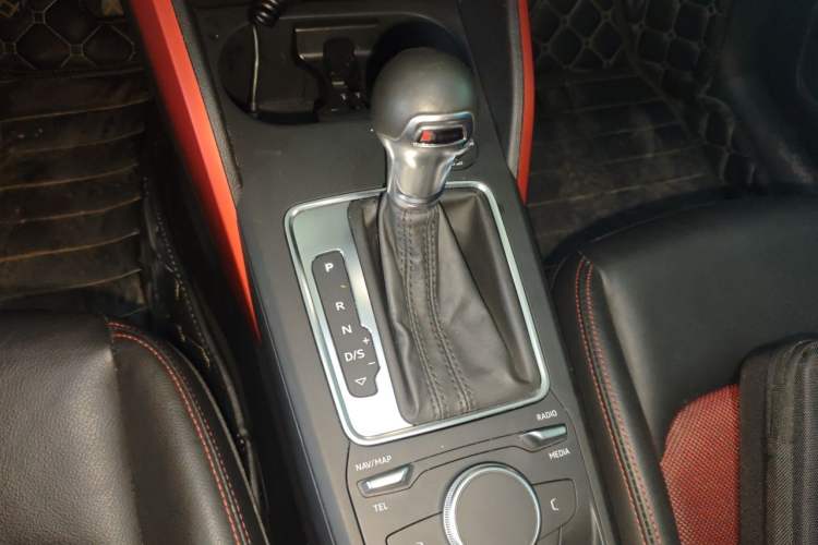 Used Audi Q2L 2018 35 TFSI Launch Exclusive Edition China V Gear Lever