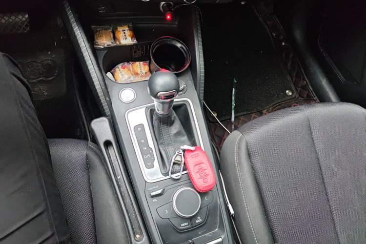 Used Audi Q2L 2018 35 TFSI Launch Exclusive Edition China V Gear Lever