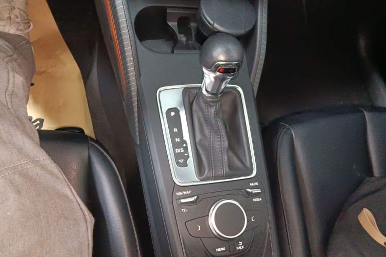 Used Audi Q2L 2018 35 TFSI Launch Exclusive Edition China V Gear Lever