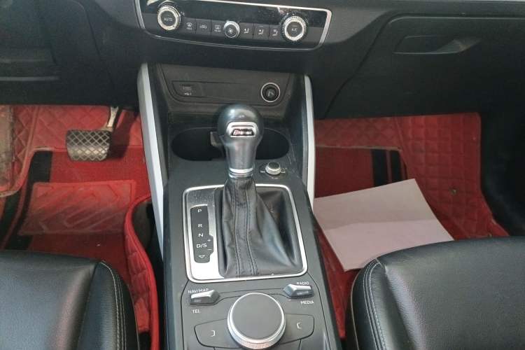 Used Audi Q2L 2018 35 TFSI Fashionable & Elegant Version China VI Emission Standard Gear Lever