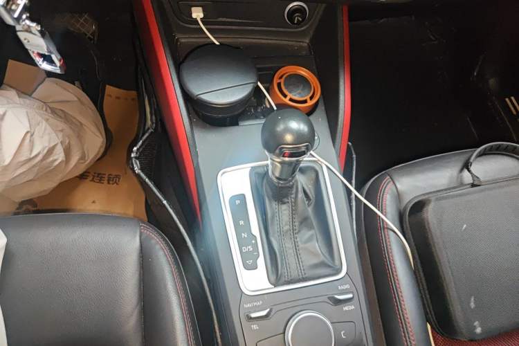 Used Audi Q2L 2018 35 TFSI Fashion Dynamic Version China VI Emission Standard Gear Lever