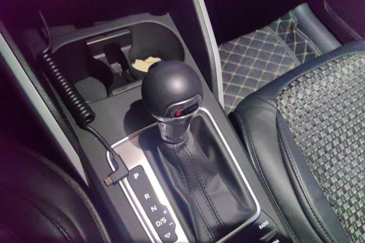 Used Audi Q2L 2018 35 TFSI Fashionable & Elegant Version China VI Emission Standard Gear Lever
